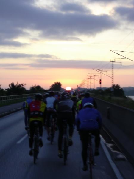 7-04 Ruegen Sonnenaufgang Gruppe.jpg