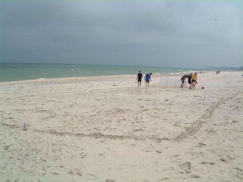 8-11 Strand Fussball1.jpg